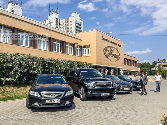 Автомобили нарушителей припаркованные на пешеходной зоне возле КСЦ «Мечта»