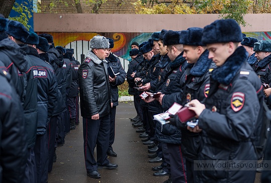 Начальник Управления полковник полиции Алексей Школкин проверил внешний вид, соответствие данных в служебных удостоверениях, наличие нагрудных знаков и жетонов с личным номером сотрудников полиции.