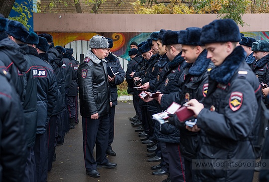 Начальник Управления полковник полиции Алексей Школкин проверил внешний вид, соответствие данных в служебных удостоверениях, наличие нагрудных знаков и жетонов с личным номером сотрудников полиции.