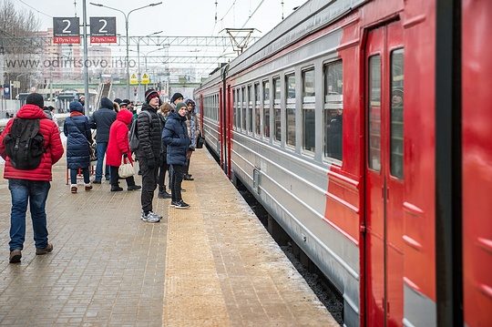 Прибытие электрички, платформа Одинцово, Новый навес на платформе станции «Одинцово» установят до конца 2016 года