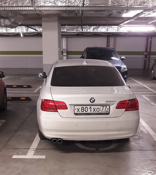 «Выявлен факт парковки неизвестного автомобиля на чужом машиноместе №618. Просьба убрать «железного коня» в другое стойло!» BMW 3 серии X801XO77