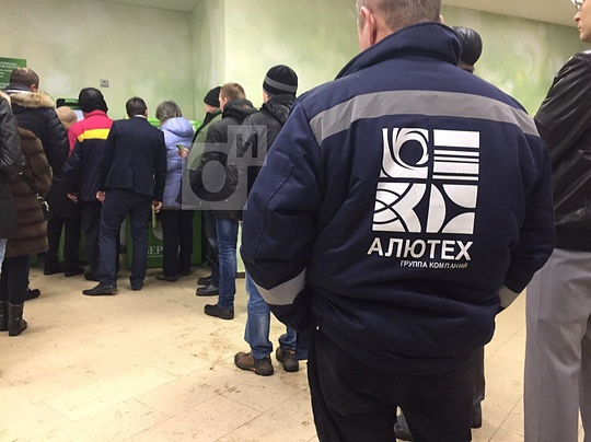 Очередь к единственному работающему банкомату Сбербанка 30 декабря, Молодежная 21