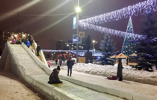 Детвора катается с ледяной горки в центре Одинцово на попах и ледянках