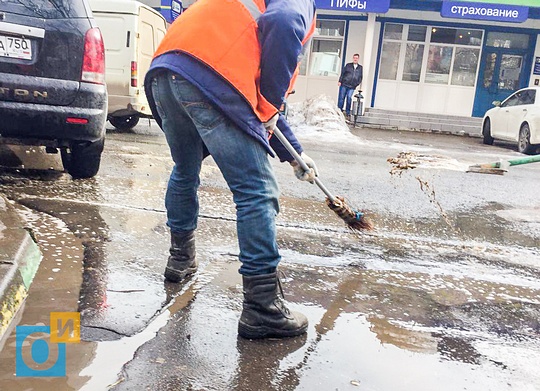 В Одинцово с подтоплениями борются метлами и лопатами