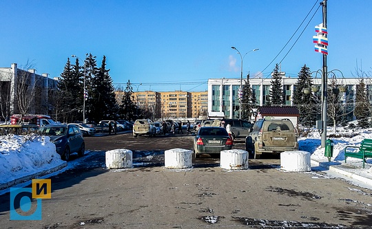 Перекрыли проезд клумбами, Перекрыли проезд на тротуар у администрации Одинцовского района