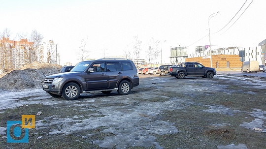 Снег сошел, а автомобилисты продолжают уродовать газон на улице Говорова
