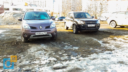 Снег сошел, а автолюбители продолжают уродовать газон на ул. Говорова
