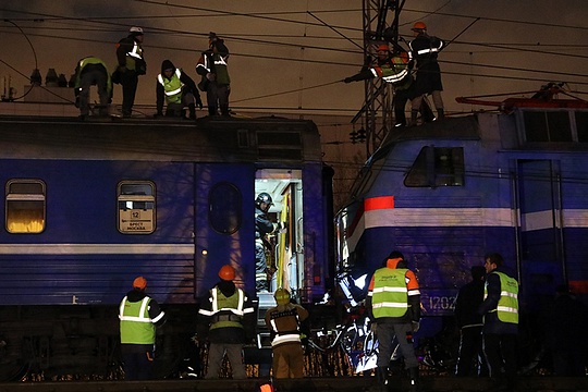 Пассажирский поезд столкнулся с электричкой между станциями «Кунцево» и «Фили»
