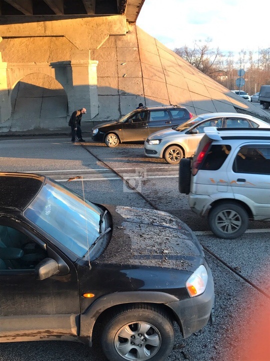 На Минском шоссе из железобетонной конструкции моста в городе Кубинка на автомобили упал кусок арматуры