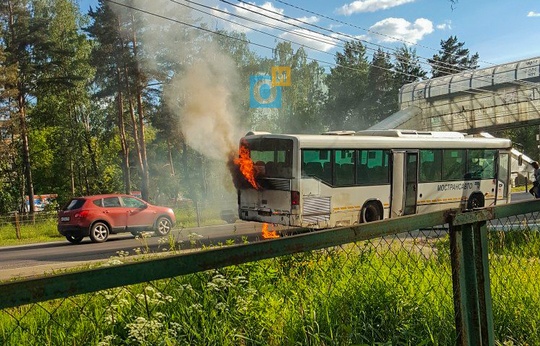 Возгорание появилось в задней части автобуса Мострансавто