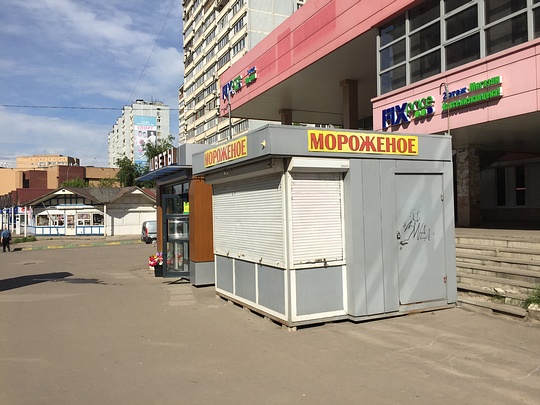 Палатки загораживают лестницу к торговому центру, Городская плесень: торговые палатки, ларьки и павильоны захватывают общественное пространство