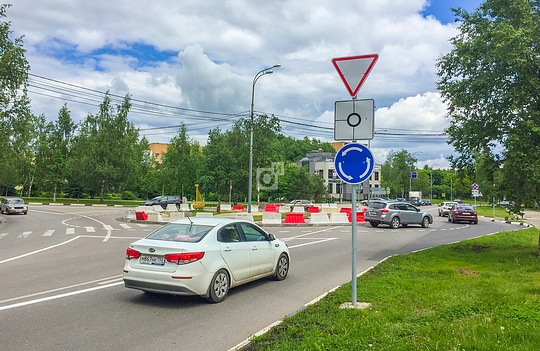 Перекресток с круговым движением, Круговое движение на перекрестке Жукова-Бирюзова