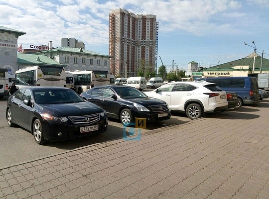 Парковка на привокзальной площади, легковые автомобили