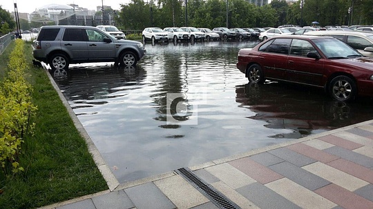 Новая парковка у Администрации. Сделано 6 водоотводных лотков, но вода не уходит. Уровень лотков выше уровня воды., Ливень 30 июня, дождь, ливень