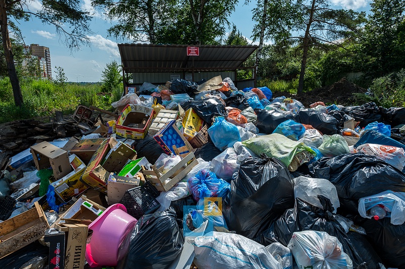 Свалка мусора по направлению движения в Москву, Автодор не вывозит мусор с места сбора на Можайском шоссе в Юдино