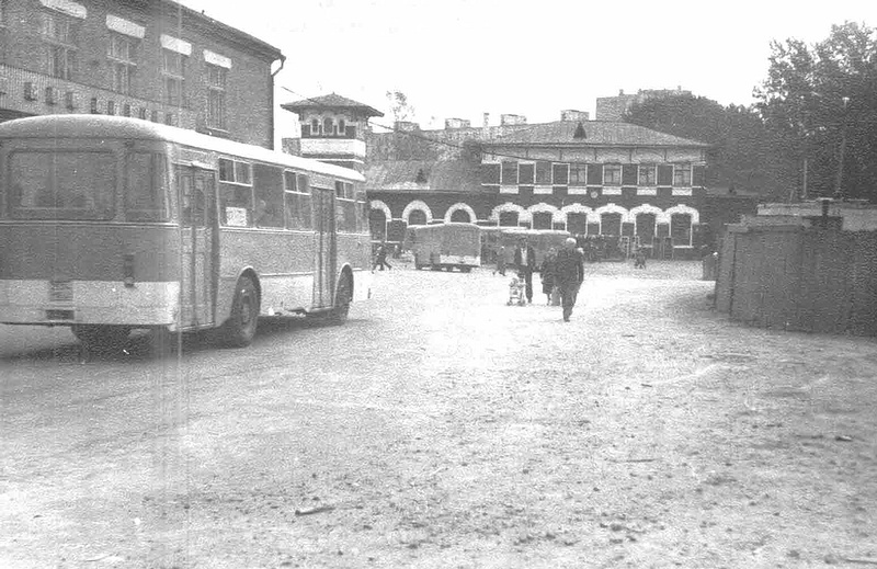 Автобус ЛиАЗ-677 заезжает на Привокзальную площадь по ул. Советская, город Одинцово. Слева магазин Магазин «Дом, сад, огород», Одинцово ретро