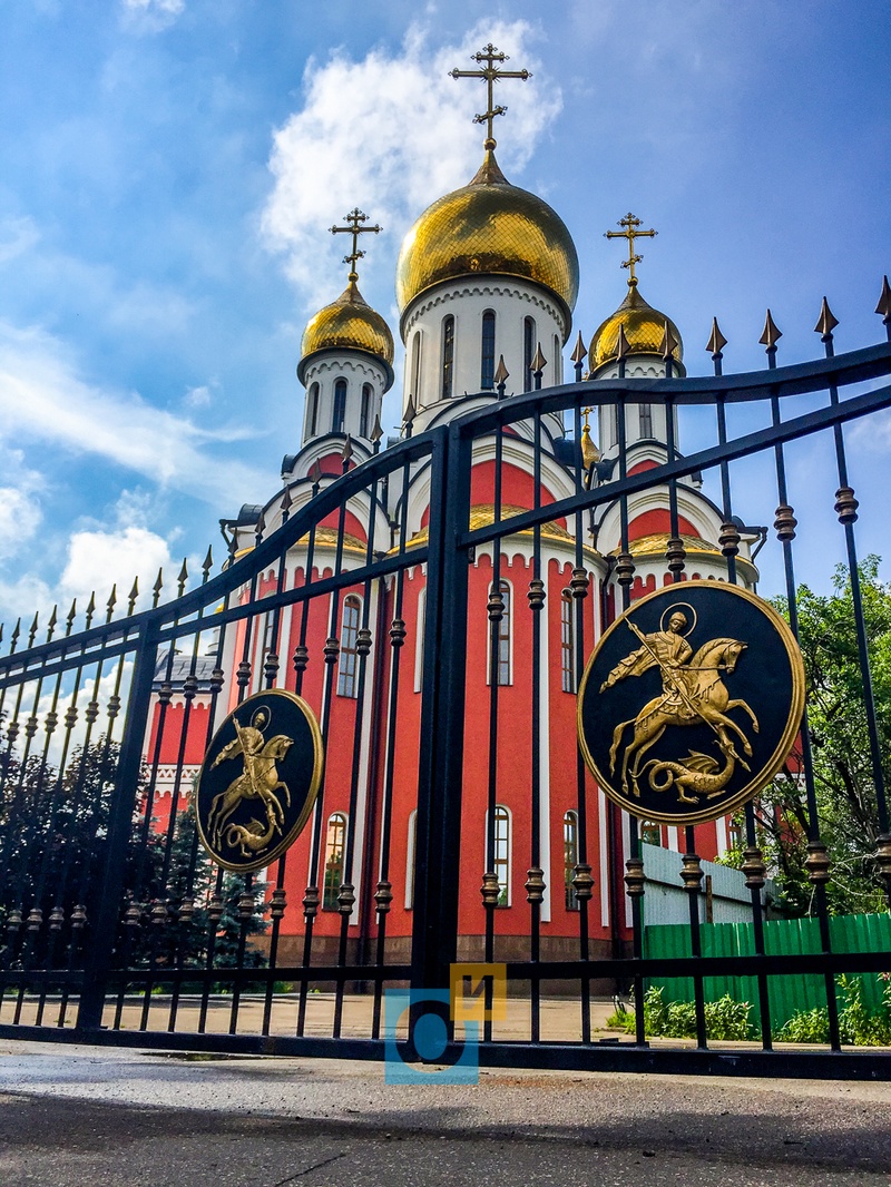 Ворота украшает литьё с изображением Георгия Победоносца, Новое ограждение собора