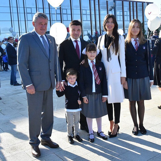 Семья губернатора Московской области Андрея Воробьёва 1 сентября 2017 года на открытии Гимназии имени Е. М. Примакова