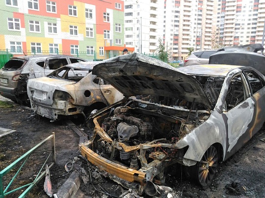 «Новая Трёхгорка», пожар уничтожил три машины, В «Новой Трёхгорке» сгорели три машины