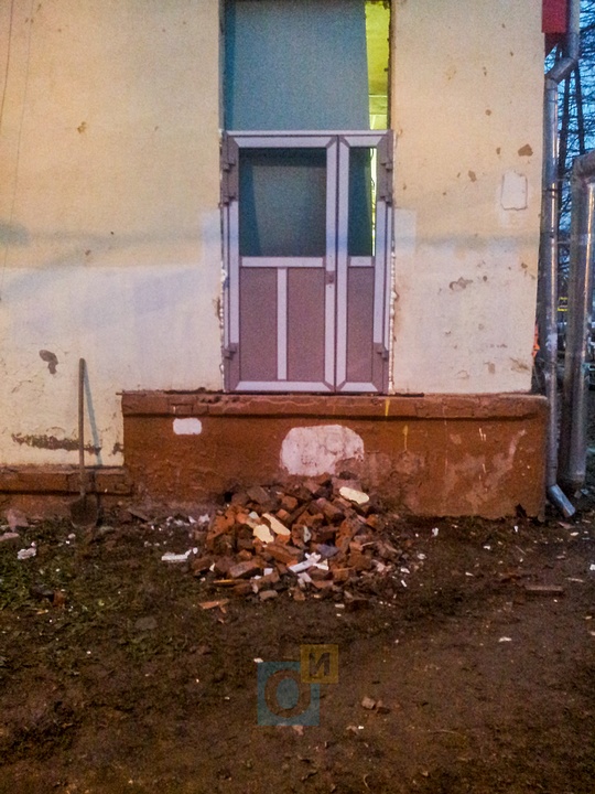 Вместо окна — входная дверь, Незаконная реконструкция нежилого помещения в многоквартирном жилом доме
