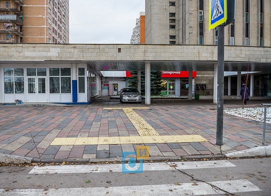 Заезд транспорта к узлу связи на М. Жукова 34 с улицы Маршала Неделина, Парковка на тротуарах и газонах