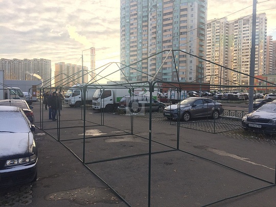 Палатки ставят прямо между машинами, В Трёхгорке на месте парковки ставят торговые палатки