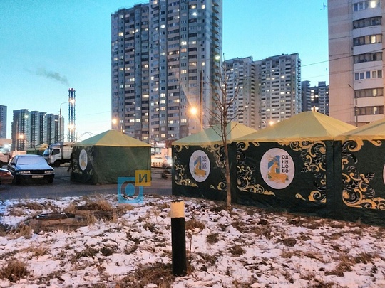 Палатки на парковке у дома №2 по Кутузовской улице, В Трёхгорке на месте парковки ставят торговые палатки