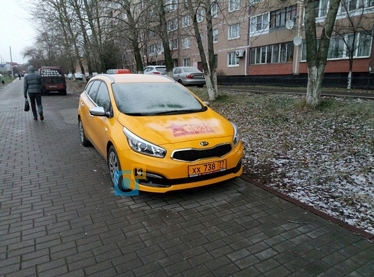 Таксист нашёл парковочное место на пешеходной зоне, Парковка на пешеходной зоне Красногорского шоссе