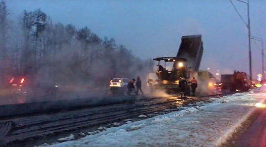 На Минском шоссе дорожники укладывают асфальт в снег, Ноябрь