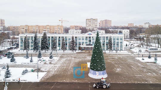 Елка на центральной площади 2017-2018, Администрация (Жукова, 28)