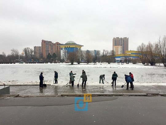 Все силы МБУ «Одинцовское городское хозяйство» города Одинцово брошены на центральную площадь. А на ваших внутриквартальных тротуарах и проездах вы сколько видите дворников?, Уборка снега в Одинцово декабрь 2017