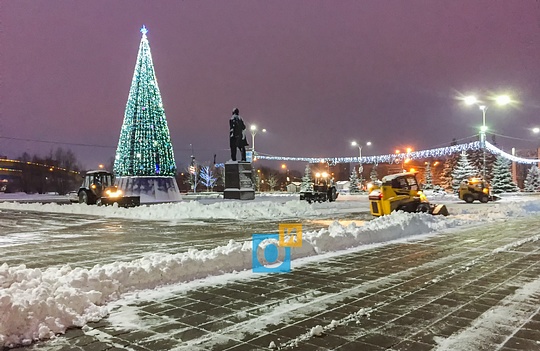В 8 часов утра центральную площадь убирают сразу 5 тракторов (5-й за спиной скребёт тротуар)!, Уборка снега в Одинцово декабрь 2017