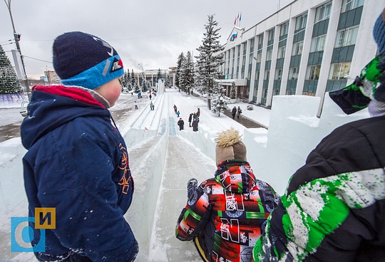 На центральной площади Одинцово открылась ледяная горка, На центральной площади Одинцово открылась ледяная горка