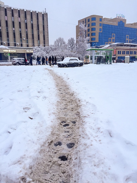 Горожане сами протаптывают себе тропинки к остановкам общественного транспорта, Дворы Одинцово утопают в снегу