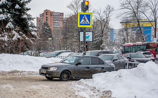 Автомобилисты не стесняясь выезжают на тротуар прям по зебре в разрыв ограждения, Тротуары в центре Одинцово используются для стоянки транспорта