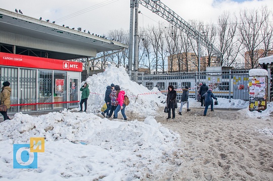 На станции Одинцово у пешеходного моста не убирают снег и мусор, На станции Одинцово у пешеходного моста не убирают снег и мусор