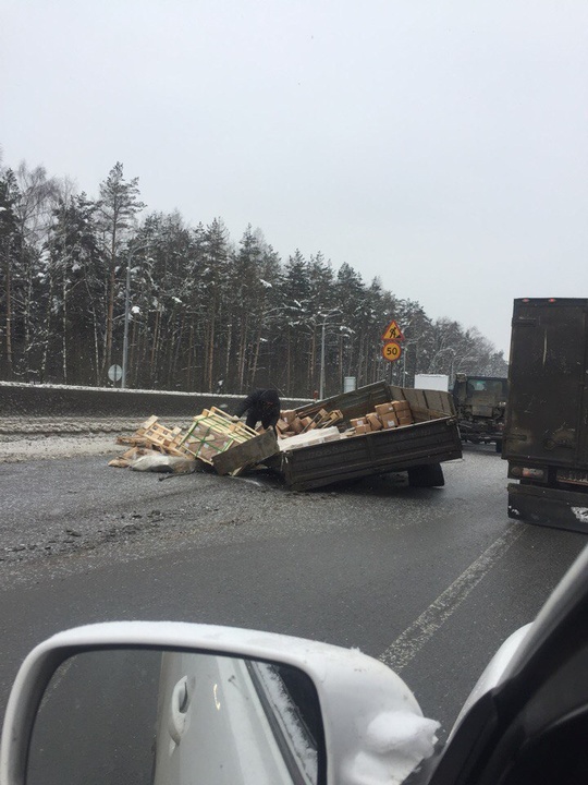 Водитель собирает рассыпавшийся груз, Кузов оторвался у грузовика на Минском шоссе