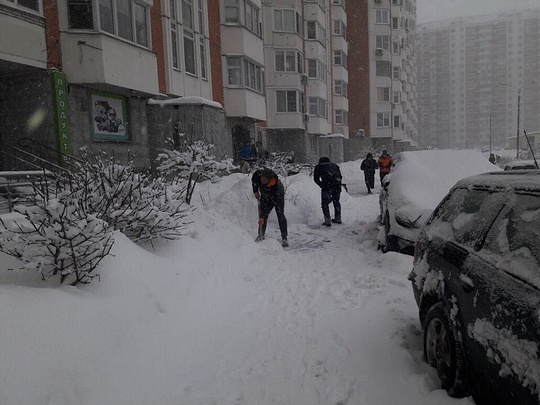Жители Можайского шоссе, 165 сами вышли чистить свой двор, Одинцово утопает в снегу
