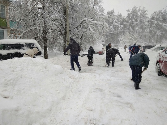 Часцы, жители вышли на уборку снега, Одинцово утопает в снегу