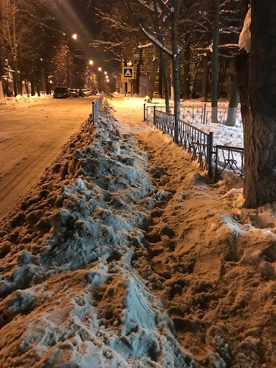 Тротуар наполовину завален снегом после уборки, 10 дней после снегопада: Одинцово завалено снегом