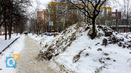 Тротуар на улице Чикина, 7, Кучи не убранного снега в Одинцово