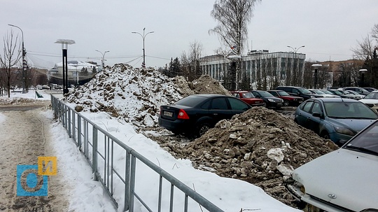 Автостоянка у районной Администрации, Кучи не убранного снега в Одинцово