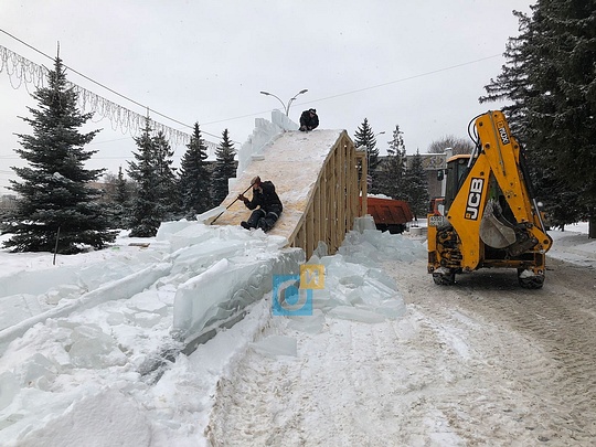 Рабочие убирают ледяные блоки, В центре Одинцово демонтируют ледяные горки