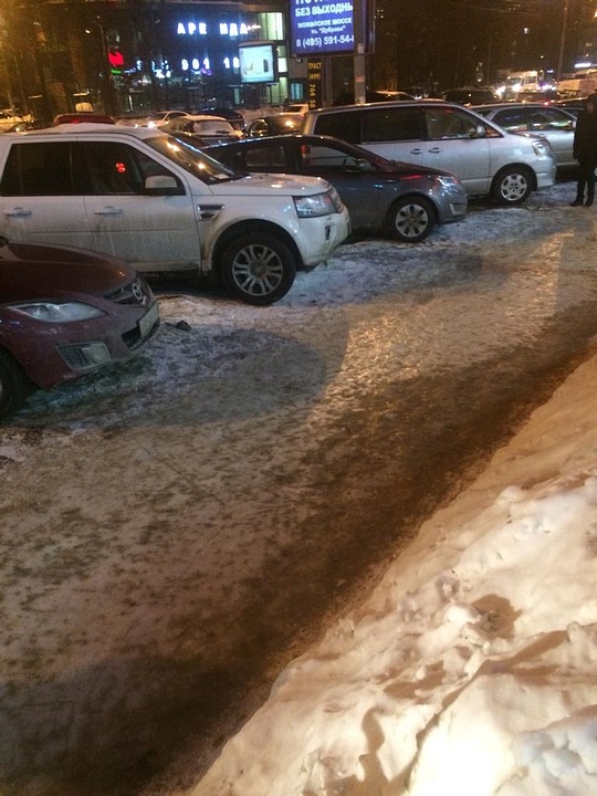 Наледь на тротуаре у ТЦ Дубрава, Удалось ли в Одинцово ликвидировать последствия снежного «очковтирательства» к марту?