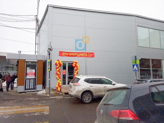 Вход в новое торговое здание, Новый магазин открылся на месте снесённого у станции «Одинцово»