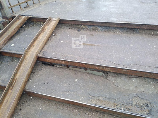 Дыры между ступенями пешеходного моста на станции «Одинцово», Апрель
