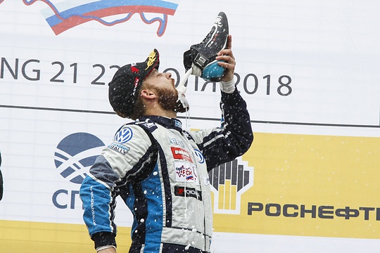 Игорь Самсонов на подиуме в Казани, Одинцовец стал лидером чемпионата Российской серии кольцевых гонок