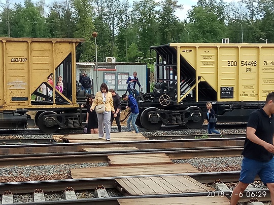 Состав перекрывает проход к платформе «Трёхгорка», Пассажиры рискуют жизнью на пути домой со станции «Трёхгорка»