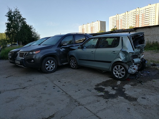 В Кубинке водитель Kia протаранил несколько автомобилей, В Кубинке водитель Kia протаранил несколько автомобилей