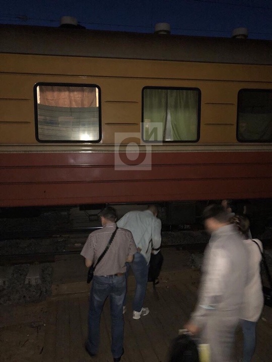 Пассажиры пытаются пролезть под вагонами, Пассажиры рискуют жизнью на пути домой со станции «Трёхгорка»